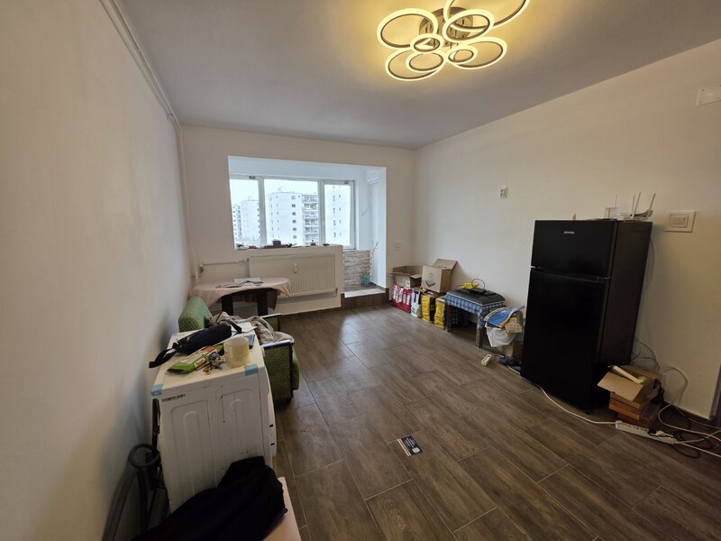 Dristror, chiar la metrou,  10 minute mall Park Lake, bloc 1978