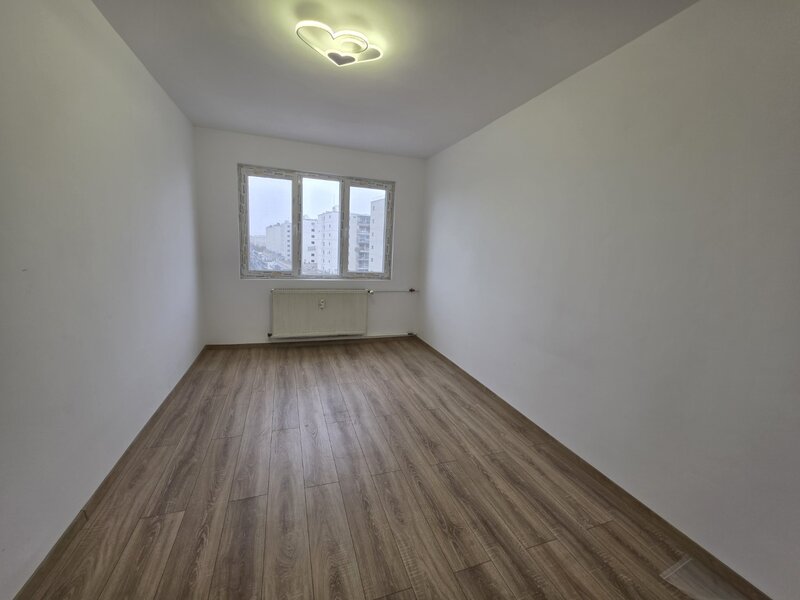 Dristror, chiar la metrou,  10 minute mall Park Lake, bloc 1978