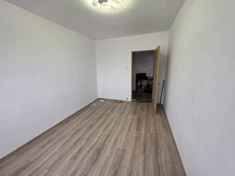 Dristror, chiar la metrou,  10 minute mall Park Lake, bloc 1978