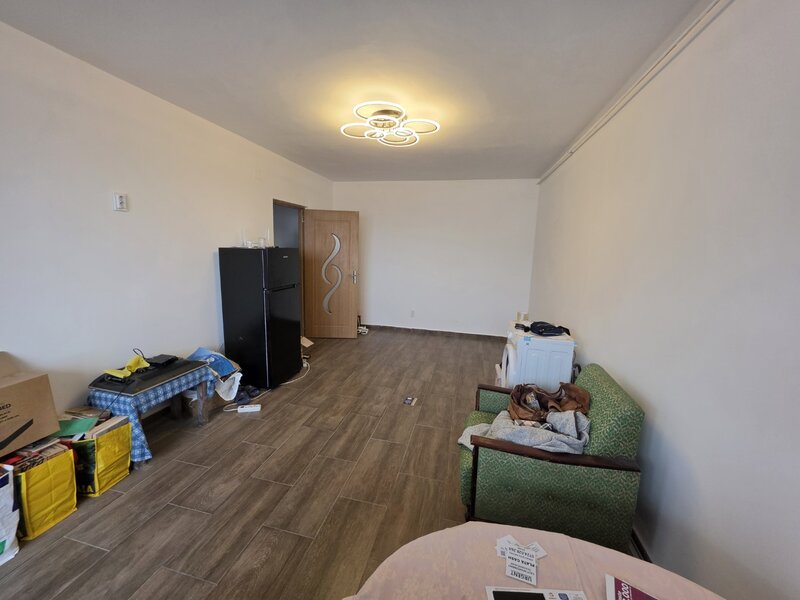 Dristror, chiar la metrou,  10 minute mall Park Lake, bloc 1978