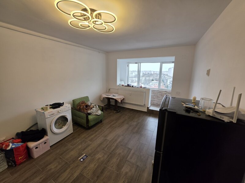 Dristror, chiar la metrou,  10 minute mall Park Lake, bloc 1978