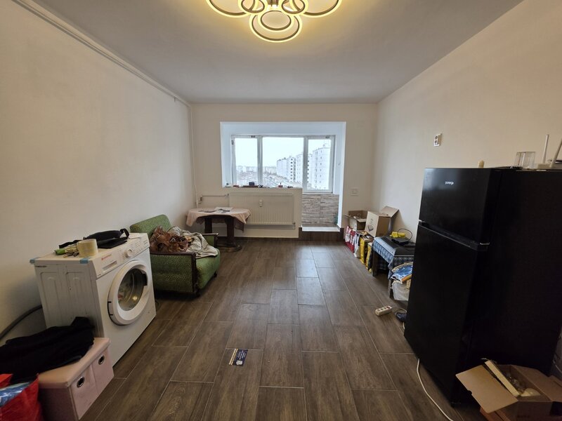 Mihai Bravu, rond Baba Novac, metrou, 10 minute mall Park Lake, bloc 1978