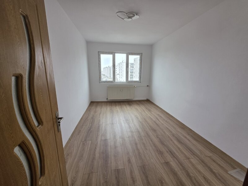 Dristror, chiar la metrou,  10 minute mall Park Lake, bloc 1978