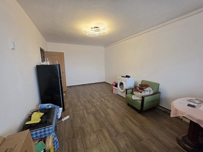 Dristror, chiar la metrou,  10 minute mall Park Lake, bloc 1978