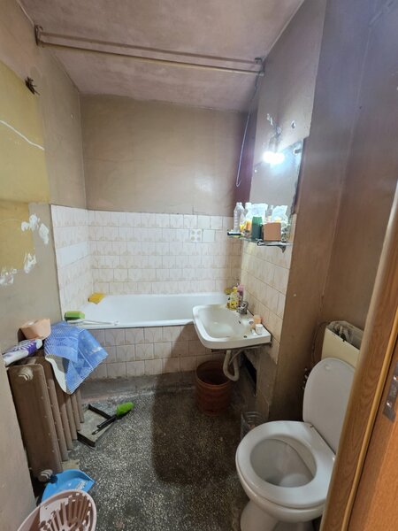 Dristror, chiar la metrou,  10 minute mall Park Lake, bloc 1978