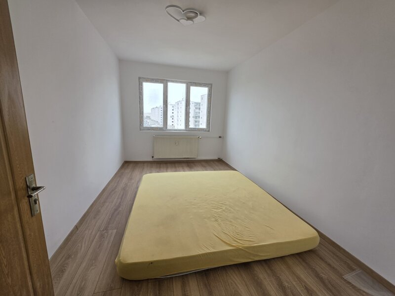 Dristror, chiar la metrou,  10 minute mall Park Lake, bloc 1978